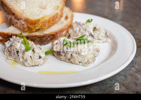 Hering Forshmak mit Weizenbrot auf Teller Stockfoto