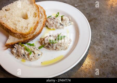 Hering Forshmak mit Weizenbrot auf Teller Stockfoto
