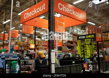 Die Selbstabholspur im Home Depot in Tigard, Oregon, gesehen am Samstag, 13. März 2021. Stockfoto