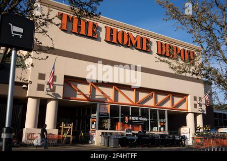 Der Eingang zum Home Depot in Tigard, Oregon, wurde am 13. März 2021 inmitten der COVID-Pandemie gesehen. Stockfoto