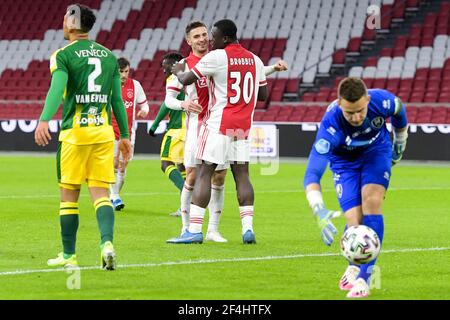 AMSTERDAM, NIEDERLANDE - MÄRZ 21: Brian Brobbey von Ajax feiert nach dem Tor seiner Seiten zweites Tor mit Dusan Tadic von Ajax während der Eredivisie Stockfoto