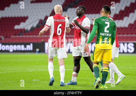 AMSTERDAM, NIEDERLANDE - MÄRZ 21: Brian Brobbey von Ajax feiert nach dem Tor seiner Seiten zweites Tor mit Davy Klaassen von Ajax während der Eredivis Stockfoto