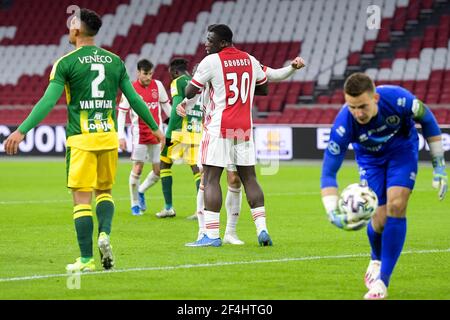 AMSTERDAM, NIEDERLANDE - MÄRZ 21: Brian Brobbey von Ajax feiert nach dem Tor seiner Seiten zweites Tor mit Dusan Tadic von Ajax während der Eredivisie Stockfoto