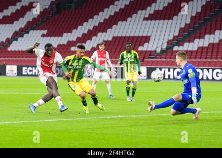 AMSTERDAM, NIEDERLANDE - 21. MÄRZ: Brian Brobbey von Ajax schießt beim Eredivisie-Spiel zwischen Ajax und ADO Den Haag in Joh Stockfoto