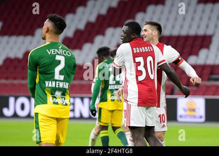 AMSTERDAM, NIEDERLANDE - MÄRZ 21: Brian Brobbey von Ajax feiert nach dem Tor seiner Seiten zweites Tor mit Dusan Tadic von Ajax während der Eredivisie Stockfoto