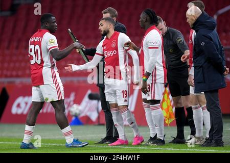 AMSTERDAM, NIEDERLANDE - MÄRZ 21: Brian Brobbey von Ajax wird während des Eredivisie-Spiels zwischen Ajax und ADO De gegen Zakaria Labyad von Ajax ersetzt Stockfoto