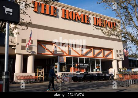 Der Eingang zum Home Depot in Tigard, Oregon, wurde am 13. März 2021 inmitten der COVID-Pandemie gesehen. Stockfoto