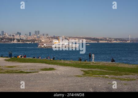 Passagiere nutzen Fähren in Istanbul zwischen zwei Kontinenten. Stockfoto