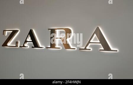 Coruna-Spanien.Logo der Modemarke ZARA in Metall mit dem Relief der Buchstaben auf weißem Hintergrund am 15. März 2021 beleuchtet Stockfoto