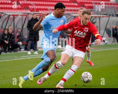 Jesper Karlsson (AZ) duelliert Denzel Dumfries (PSV) während der Erediviise AZ gegen PSV am 21. März 2021at AFAS Stadion in Alkmaar, Niederlande Credit: SCS/Soenar Chamid/AFLO/Alamy Live News Stockfoto