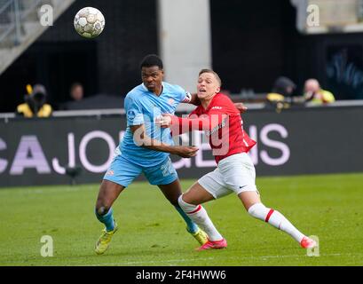 21-03-2021 VOETBAL: EREDIVISIE AZ-PSV: ALKMAAR Denzel Dumfries (PSV) und Teun Koopmeiners (AZ) während Eredivisise AZ vs PSV am 21. März 2021at AFAS Stadion in Alkmaar, Niederlande Credit: SCS/Soenar Chamid/AFLO/Alamy Live News Stockfoto