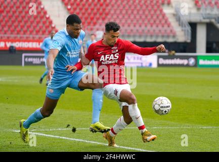 21-03-2021 VOETBAL: EREDIVISIE AZ-PSV: ALKMAAR Denzel Dumfries (PSV) und Owen Wijndal (AZ) während Eredivisise AZ vs PSV am 21. März 2021at AFAS Stadion in Alkmaar, Niederlande Credit: SCS/Soenar Chamid/AFLO/Alamy Live News Stockfoto