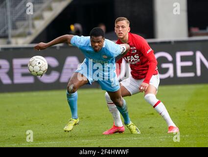 21-03-2021 VOETBAL: EREDIVISIE AZ-PSV: ALKMAAR Denzel Dumfries (PSV) und Teun Koopmeiners (AZ) während Eredivisise AZ vs PSV am 21. März 2021at AFAS Stadion in Alkmaar, Niederlande Credit: SCS/Soenar Chamid/AFLO/Alamy Live News Stockfoto