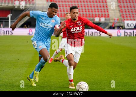 21-03-2021 VOETBAL: EREDIVISIE AZ-PSV: ALKMAAR Denzel Dumfries (PSV) und Owen Wijndal (AZ) während Eredivisise AZ vs PSV am 21. März 2021at AFAS Stadion in Alkmaar, Niederlande Credit: SCS/Soenar Chamid/AFLO/Alamy Live News Stockfoto