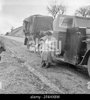 Wandererbsenarbeiter auf der Straße. All ihre weltlichen Besitztümer in Auto und Anhänger. Kalifornien. Februar 1936. Foto von Dorothea lange. Stockfoto