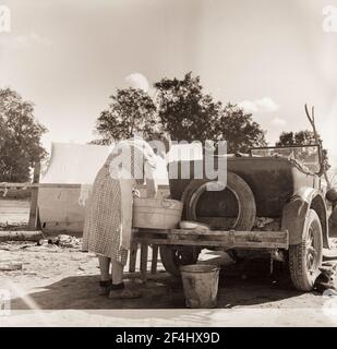 „Blauer Montag“ in einem kalifornischen Migrationslager. Februar 1936. Foto von Dorothea lange. Stockfoto