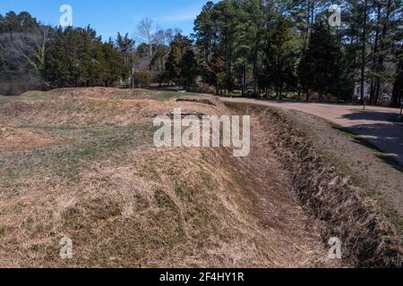 Nahaufnahme von Fort Hoke Erdarbeiten mit Kanonengewehr Schlupflöcher In Richmond Virginia Verteidigungslinie schützte die konföderierte Stadt vor Die Einheit Kraft Stockfoto