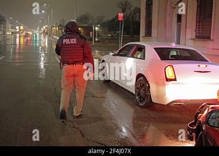 Detroit Police Special Ops Officer appraoches ein Auto mit seiner Waffe gezogen, Detroit, Michigan, USA Stockfoto