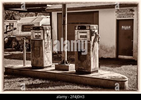 Die verdarb Pinecrest Service Station auf der Loop Road durch die Big Cypress National Preserve in den Florida Everglades. Stockfoto