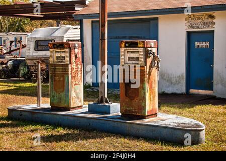 Die verdarb Pinecrest Service Station auf der Loop Road durch die Big Cypress National Preserve in den Florida Everglades. Stockfoto