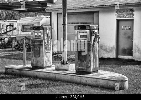 Die verdarb Pinecrest Service Station auf der Loop Road durch die Big Cypress National Preserve in den Florida Everglades. Stockfoto