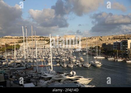 TA'xbiex, Malta. März 2021, 21st. Eine große Anzahl von Yachten sind am 21. März 2021 in Ta'Xbiex, Malta, vor Anker und im Leerlauf zu sehen. Die Tourismusindustrie, eine der wichtigsten Säulen der maltesischen Wirtschaft, wurde von der Ausbreitung der COVID-19-Pandemie hart getroffen. Quelle: Chen Wenxian/Xinhua/Alamy Live News Stockfoto