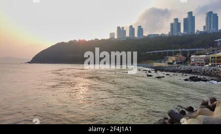 Sonnenuntergang im Hafen von Cheongsapo in Haeundae, Busan, Südkorea, Asien. Stockfoto