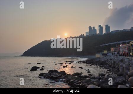 Sonnenuntergang im Hafen von Cheongsapo in Haeundae, Busan, Südkorea, Asien. Stockfoto