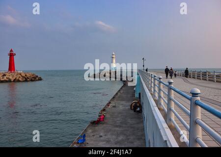 Sonnenuntergang im Hafen von Cheongsapo in Haeundae, Busan, Südkorea, Asien. Stockfoto