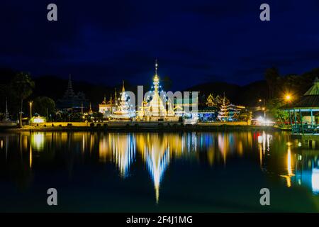 Burmesischer Architekturstil von Wat Chong Klang und Wat Chong Kham in der Abenddämmerung. Provinz Mae Hong Son. Thailand, weicher Fokus Stockfoto