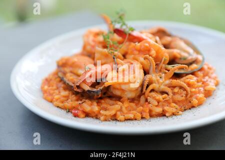 Risotto mit Meeresfrüchten mit Muschelgarnelen und Tintenfisch, italienische Küche Stockfoto