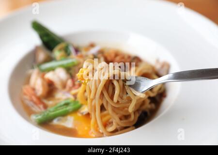 Gebratene Nudel mit Sojasauce, hokkien mee asiatische Lebensmittel Stockfoto