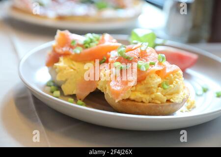 Rühreier mit geräuchertem Lachs auf Toast, Frühstück Stockfoto