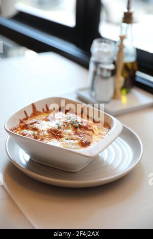 Hausgemachte Rindfleisch Lasagne auf Gericht im Restaurant, italienische Küche Stockfoto