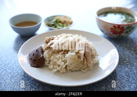 Hainanese Hühnerreis mit Gurke in Nahaufnahme, Thai-Essen Stockfoto