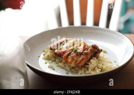 Nasi Goreng gebratener Reis mit Huhn auf Holz Hintergrund Stockfoto