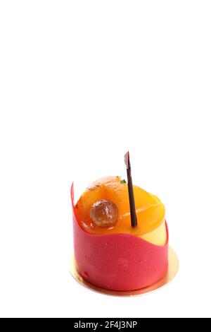Mango Fancy Kuchen mit Erdbeer-Schokolade isoliert in weißem Hintergrund Stockfoto