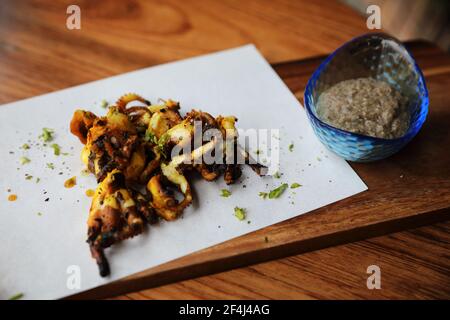 Gegrillter Tintenfisch auf Holzhintergrund, Thai-Essen Stockfoto