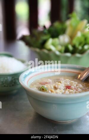 Herbed Sojabohnen mit gehacktem Schweinefleisch in Kokosmilch mit frischem Gemüse, traditionelle thailändische Küche Stockfoto