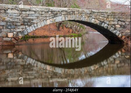 Die alte Steinbogenbrücke über den Blackstone River in Uxbridge, MA. Blackstone River und Canal Heritage State Park. Stockfoto