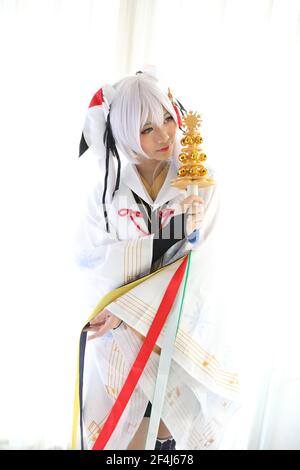 Japan anime Cosplay, weiß japanische miko in weißen Ton Zimmer Stockfoto