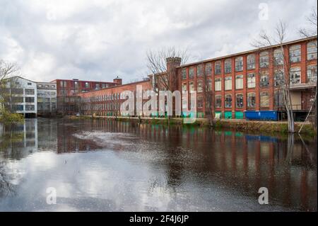 Whitin Machine Works am Mumford River in Whitinsville, MA, war bis Mitte des 20. Jahrhunderts die größte Textilmaschinenmanufaktur der Welt Stockfoto