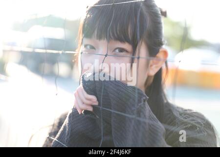 Portrait der asiatischen japanischen Schule Mädchen Kostüm Blick auf Park Outdoor-Film im Vintage-Stil Stockfoto