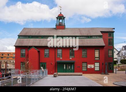 Die Old Brick Mill von 1826 am Mumford River in Whitinsville, MA, ist eine Baumwollfabrik. Blackstone River Valley National Historical Park. Stockfoto