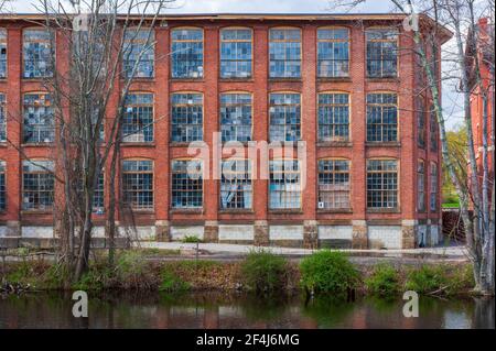 Whitin Machine Works am Mumford River in Whitinsville, MA, war bis Mitte des 20. Jahrhunderts die größte Textilmaschinenmanufaktur der Welt Stockfoto