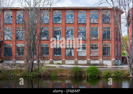 Whitin Machine Works am Mumford River in Whitinsville, MA, war bis Mitte des 20. Jahrhunderts die größte Textilmaschinenmanufaktur der Welt Stockfoto