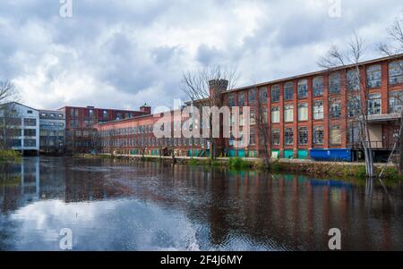 Whitin Machine Works am Mumford River in Whitinsville, MA, war bis Mitte des 20. Jahrhunderts die größte Textilmaschinenmanufaktur der Welt Stockfoto