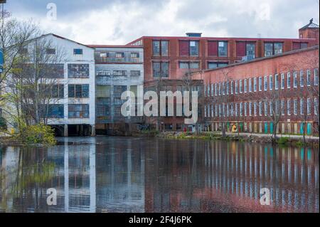 Whitin Machine Works am Mumford River in Whitinsville, MA, war bis Mitte des 20. Jahrhunderts die größte Textilmaschinenmanufaktur der Welt Stockfoto