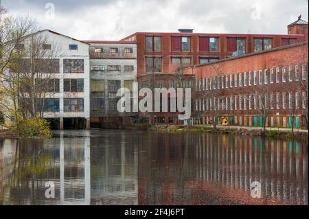 Whitin Machine Works am Mumford River in Whitinsville, MA, war bis Mitte des 20. Jahrhunderts die größte Textilmaschinenmanufaktur der Welt Stockfoto