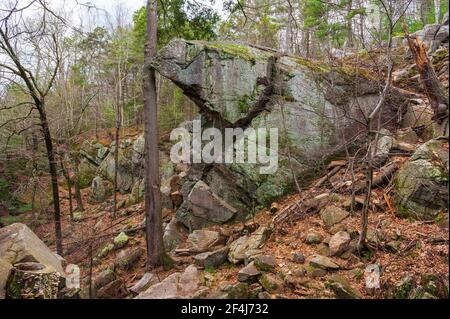 Die Kanzel des Teufels. Fegefeuer Chasm State Reservation, Sutton, MA, USA Stockfoto